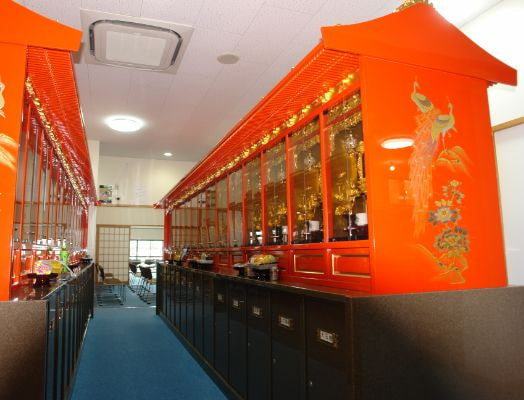 夕日に染まる納骨堂