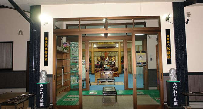 夜間の本堂入口